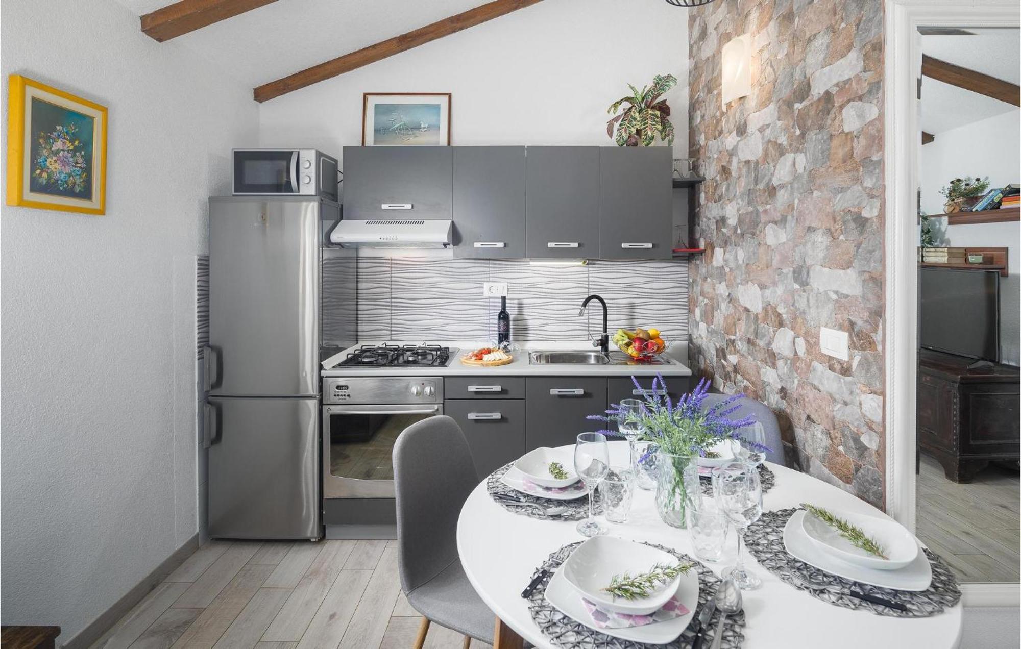 Vakantiehuis In With 2 Bedrooms, Wifi&outdoor Swimming Pool