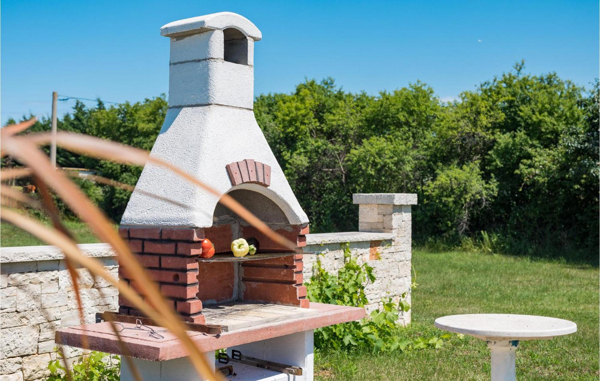 Vakantiehuis In With 2 Bedrooms, Wifi&outdoor Swimming Pool