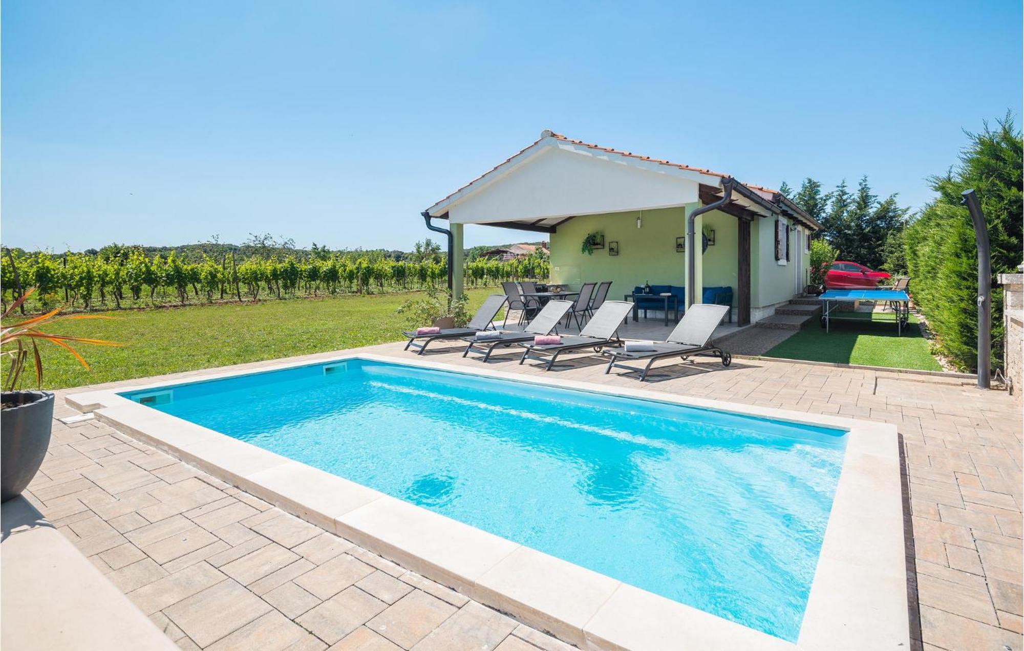 Vakantiehuis In With 2 Bedrooms, Wifi&outdoor Swimming Pool
