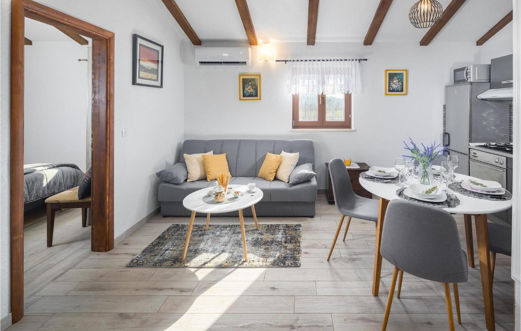 In With 2 Bedrooms, Wifi&outdoor Swimming Pool