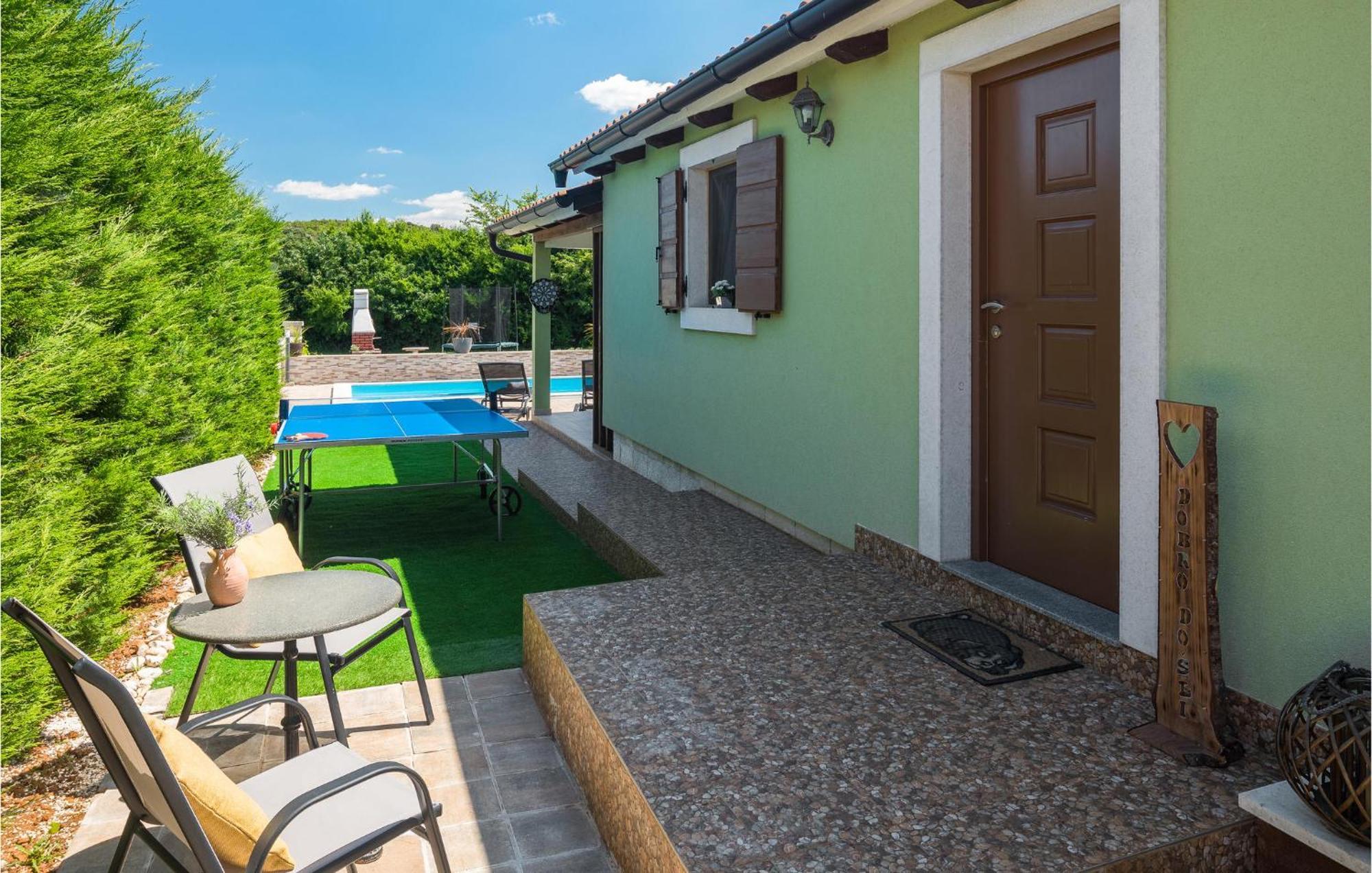 Vakantiehuis In With 2 Bedrooms, Wifi&outdoor Swimming Pool