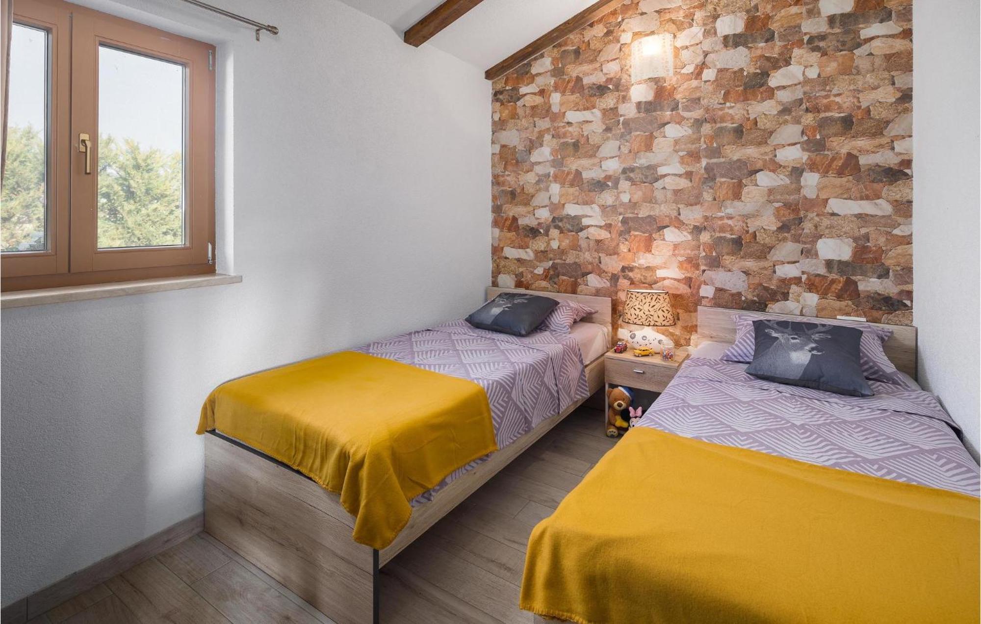 Vakantiehuis In With 2 Bedrooms, Wifi&outdoor Swimming Pool *