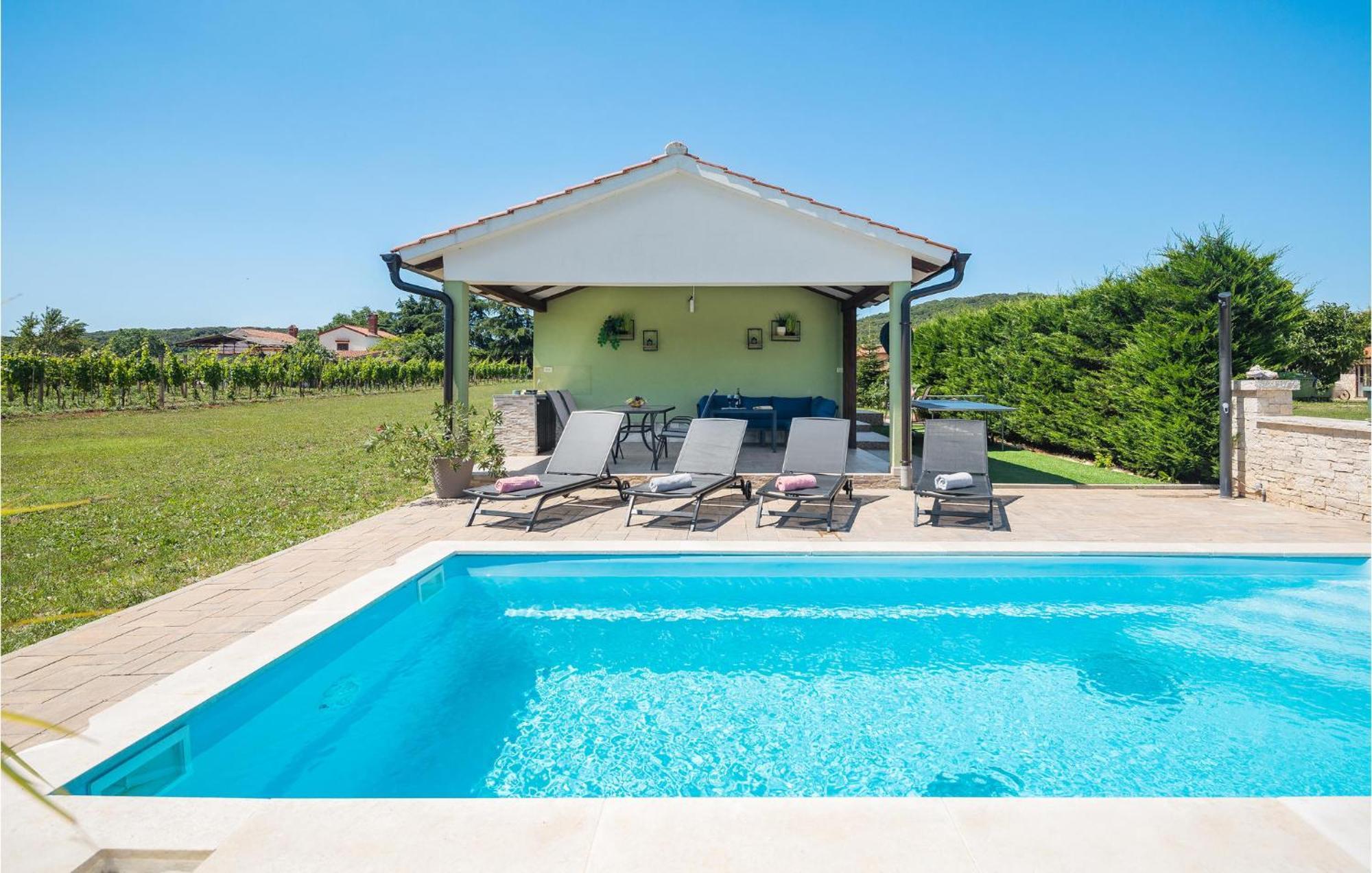 Vakantiehuis In With 2 Bedrooms, Wifi&outdoor Swimming Pool Rovinj