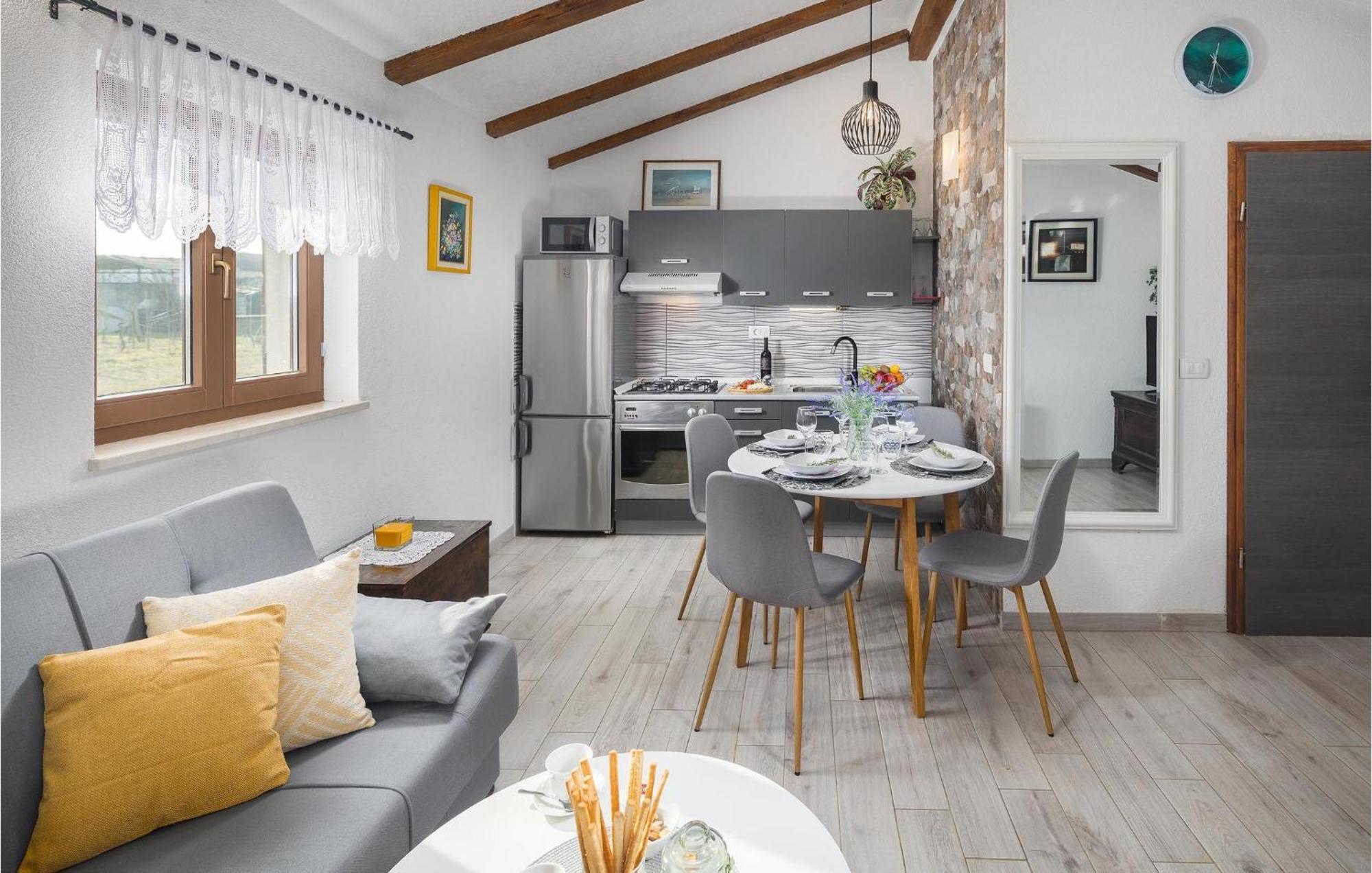 In With 2 Bedrooms, Wifi&outdoor Swimming Pool *