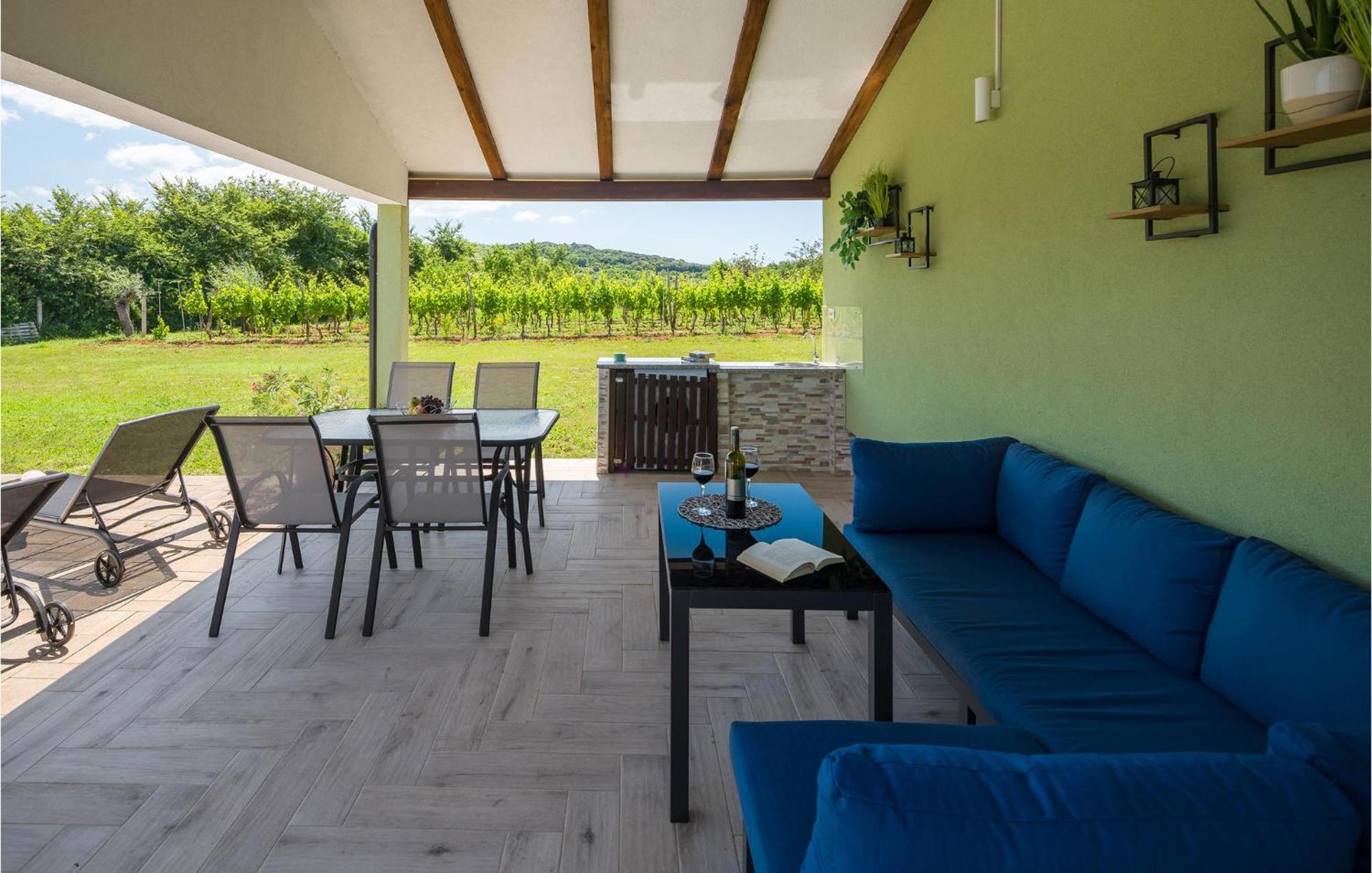 In With 2 Bedrooms, Wifi&outdoor Swimming Pool