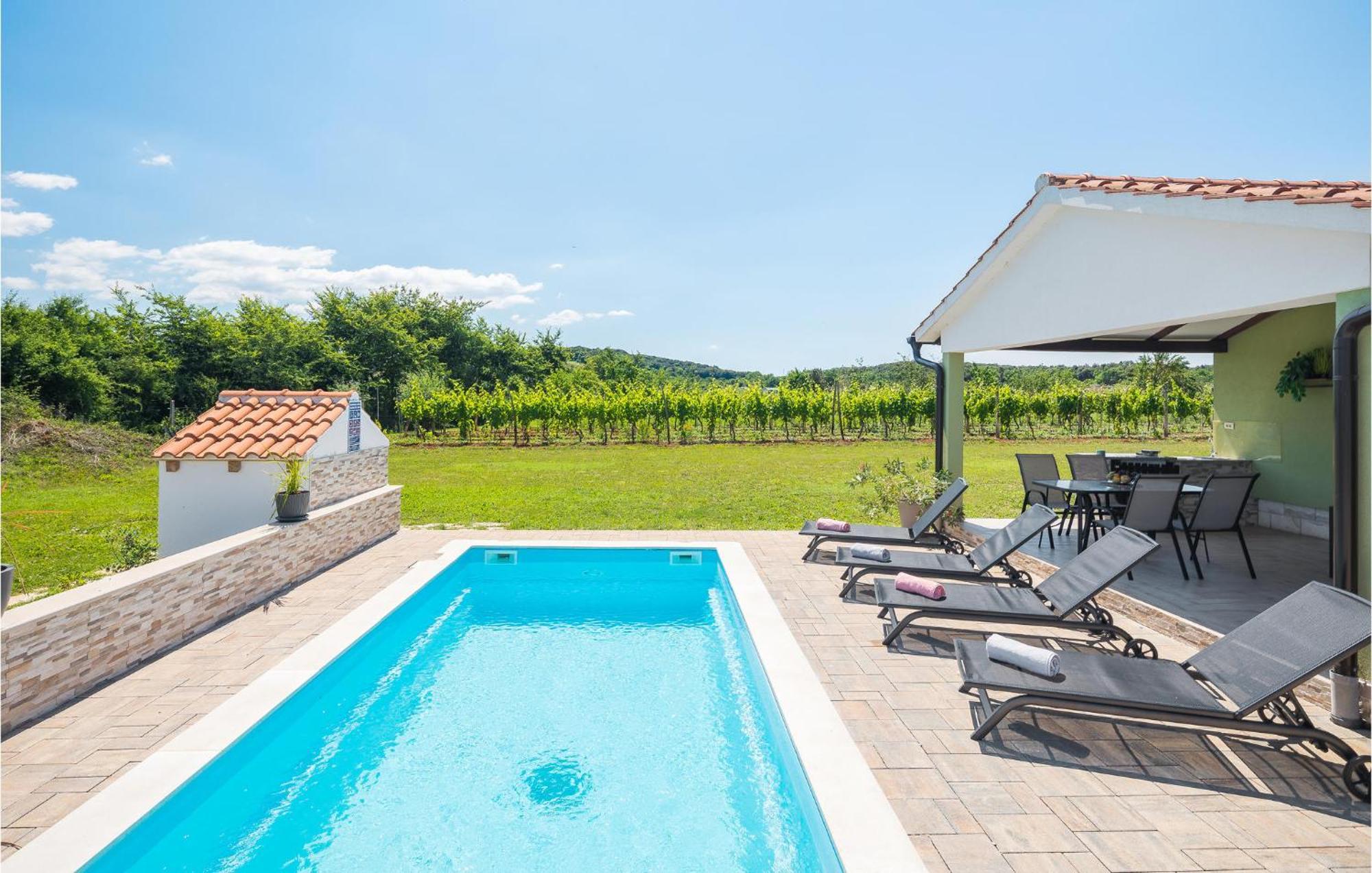 Vakantiehuis In With 2 Bedrooms, Wifi&outdoor Swimming Pool